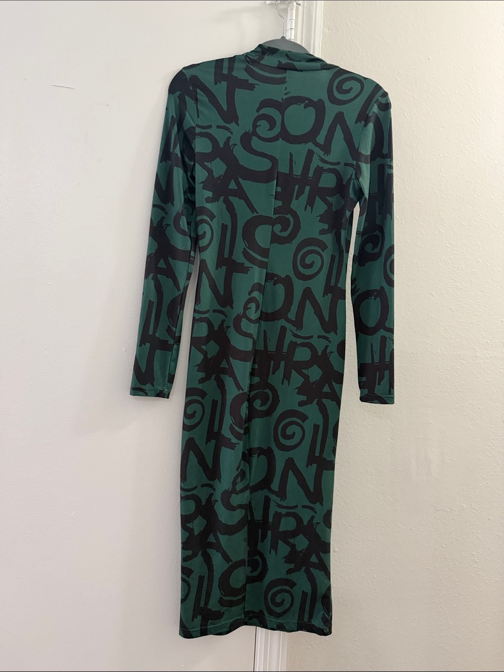 Green & Black Graphic Long-Sleeve Midi Dress